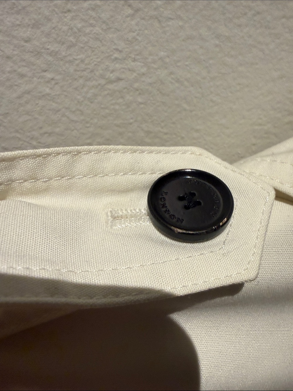 Burberry Cream Double-Breasted Short Trench Coat with Black Buttons - Picture 5 of 8